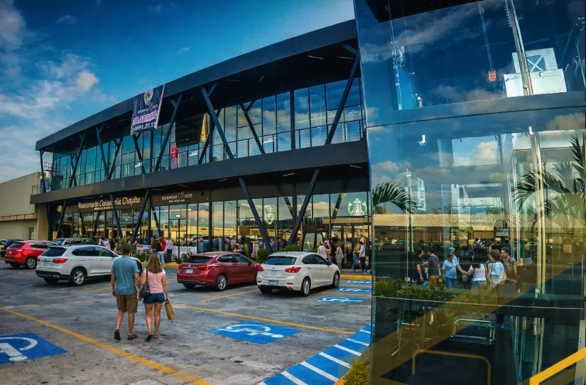 PLAZA COMERCIAL “DELFINES”