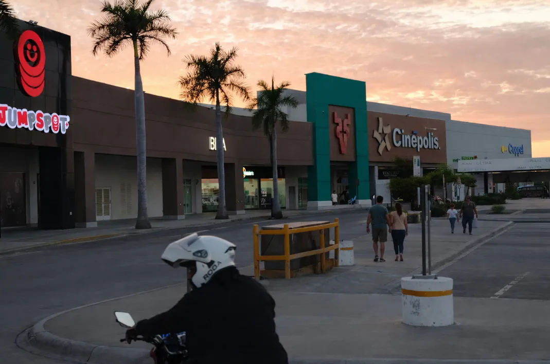 PLAZA COMERCIAL “SENDEROS”