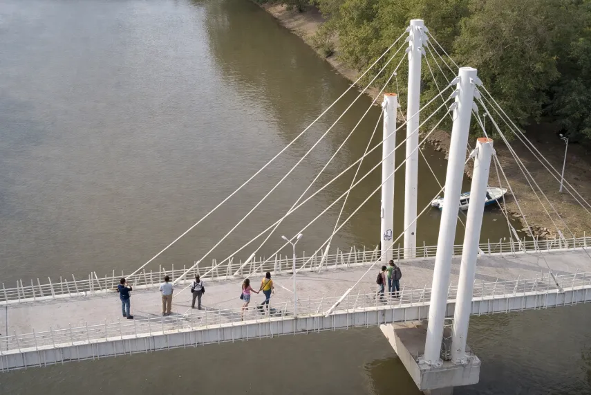 PUENTE PEATONAL “BIMODAL”